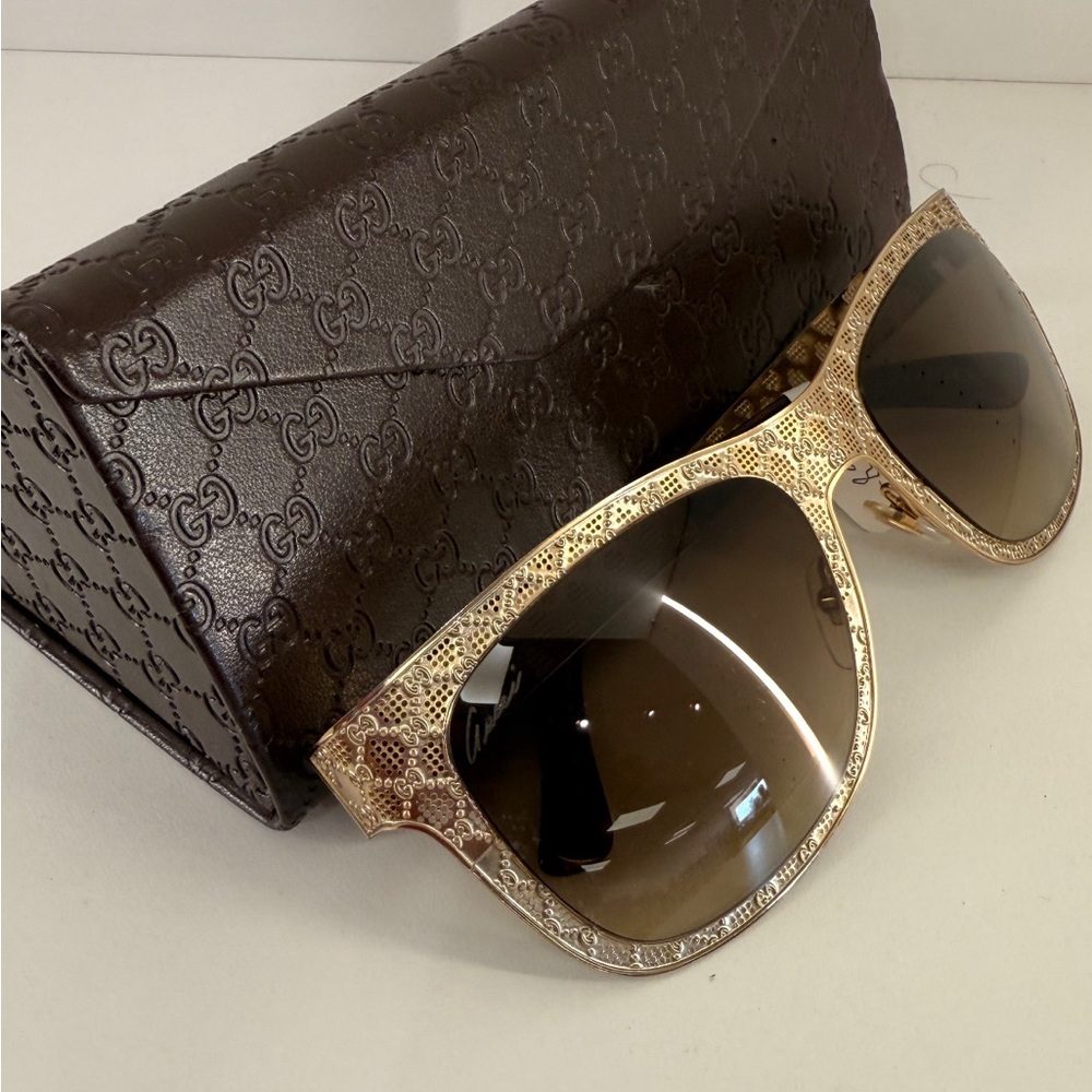 Pre Owned Gucci Gold-Tone Patterned Frame Sunglasses with Brown Gradient Lenses